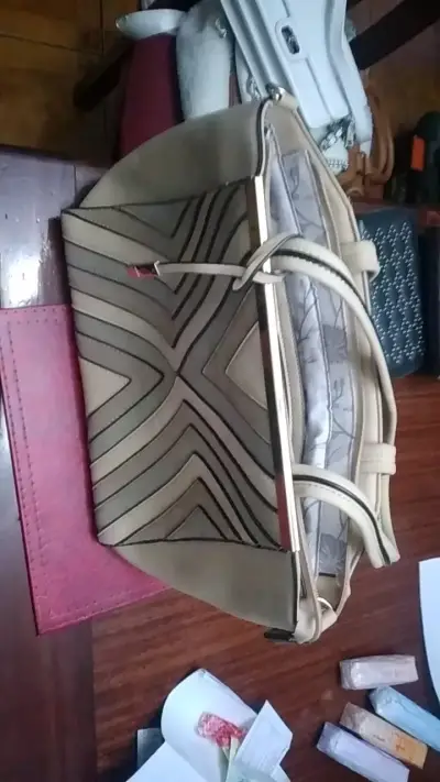 Cartera beige con diseño geométrico Sei - miniatura 4