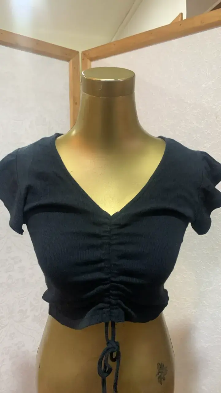 Polera negra ajustable con fruncido