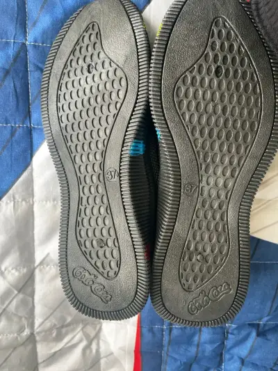 Zapatillas deportivas negras con diseño moderno - miniatura 1