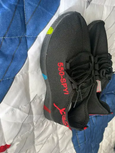 Zapatillas deportivas negras con diseño moderno - miniatura 2