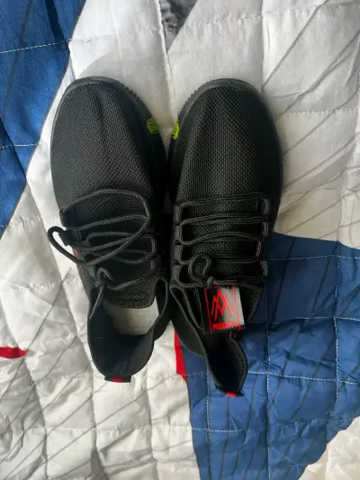Zapatillas deportivas negras con diseño moderno - miniatura 3