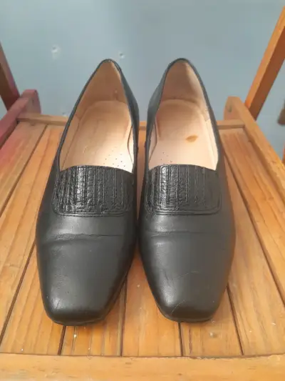 Zapatos de tacón bajo negros - miniatura 2
