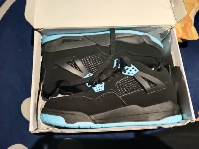 Zapatillas deportivas negras con detalles celestes - miniatura 1