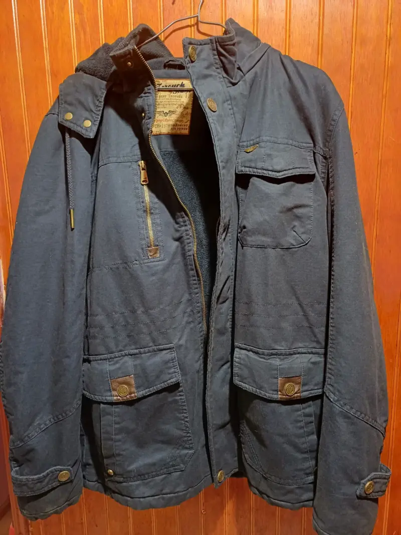 Chaqueta azul con capucha y bolsillos - 1