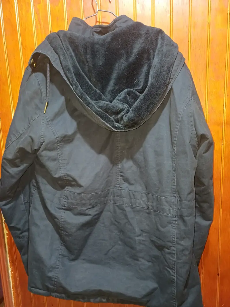 Chaqueta azul con capucha y bolsillos - 3