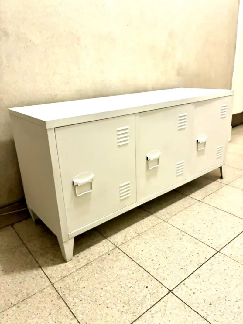 Gabinete metálico blanco con 3 puertas - 1