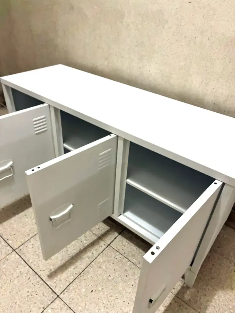 Gabinete metálico blanco con 3 puertas - 3