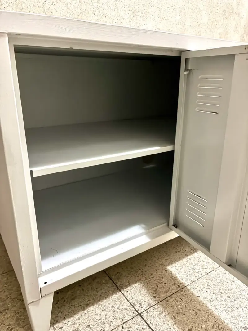 Gabinete metálico blanco con 3 puertas - 6