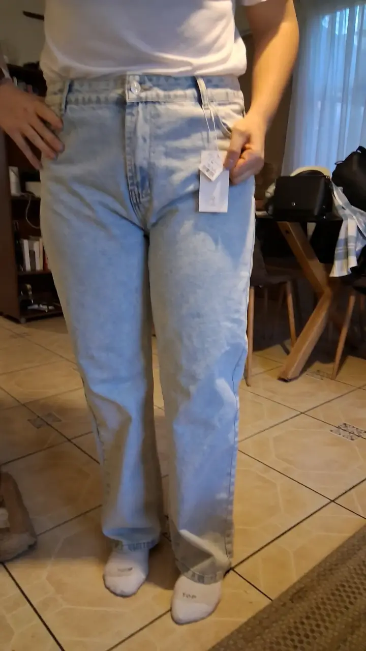 Jeans de mujer azul claro con etiqueta - 1