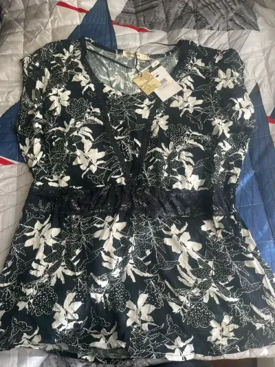 Blusa floral negra con encaje para mujer - miniatura 1