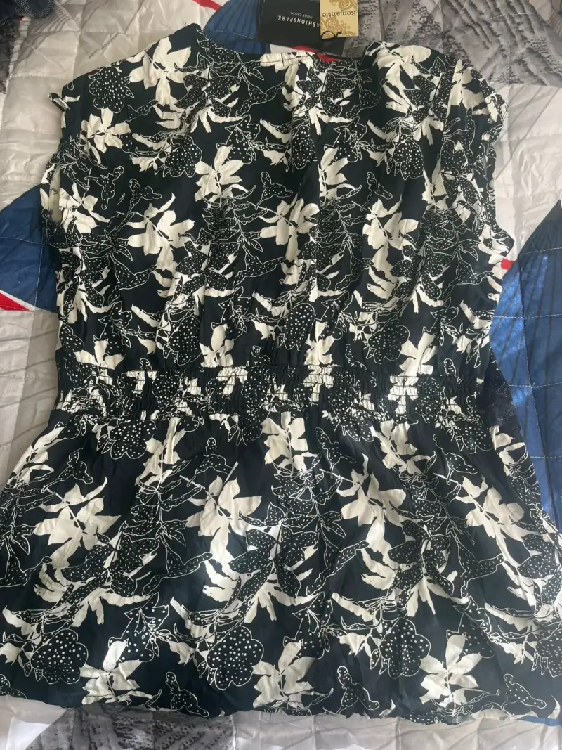 Blusa floral negra con encaje para mujer - 2