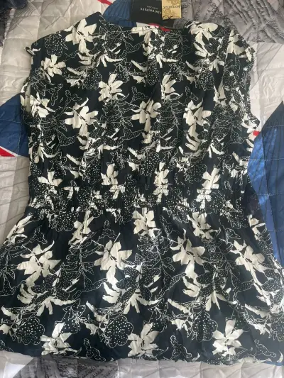 Blusa floral negra con encaje para mujer - miniatura 2