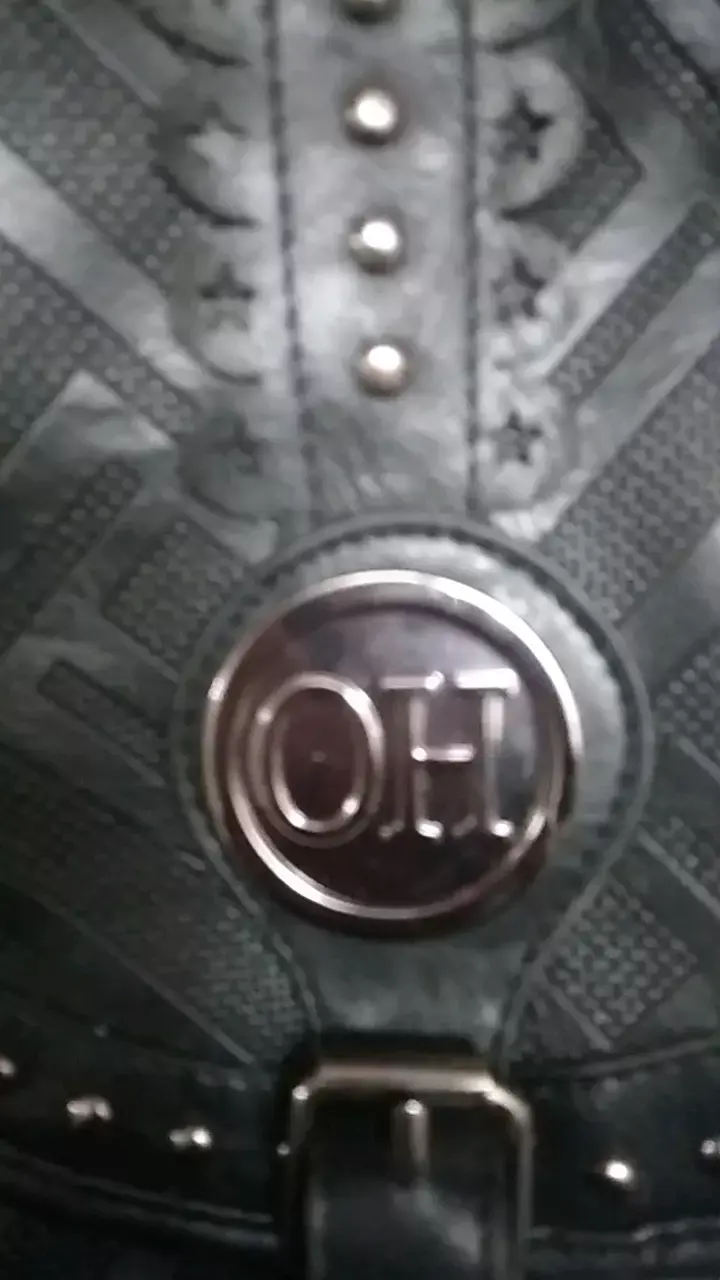 Mochila negra con diseño y tachas