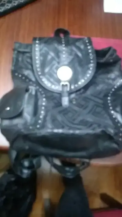 Mochila negra con diseño y tachas - miniatura 2