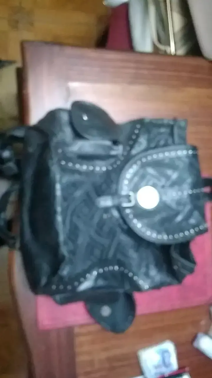 Mochila negra con diseño y tachas - 3