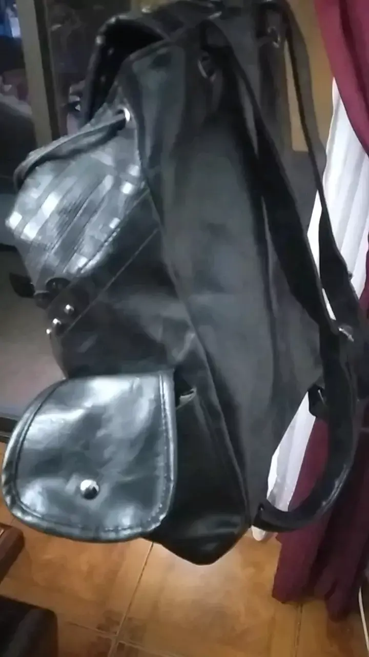 Mochila negra con diseño y tachas - 5