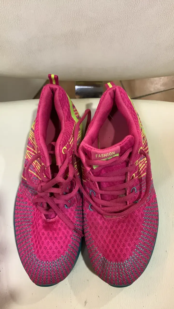 Zapatillas deportivas rosadas con detalles amarillos - 1