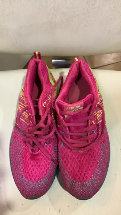 Zapatillas deportivas rosadas con detalles amarillos - miniatura 1