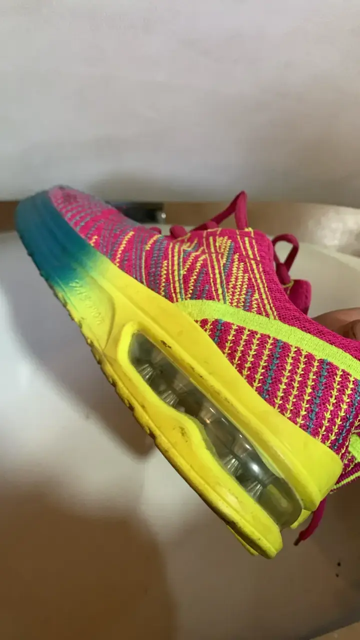 Zapatillas deportivas rosadas con detalles amarillos - 2