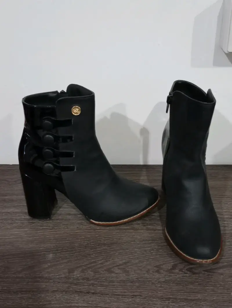 Botines color negro con tacón alto