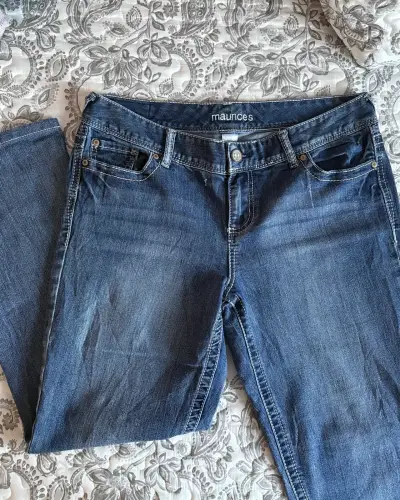 Jeans de mujer azul Maurices con diseño bordado - miniatura 1