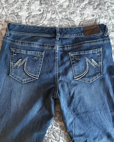 Jeans de mujer azul Maurices con diseño bordado - miniatura 2