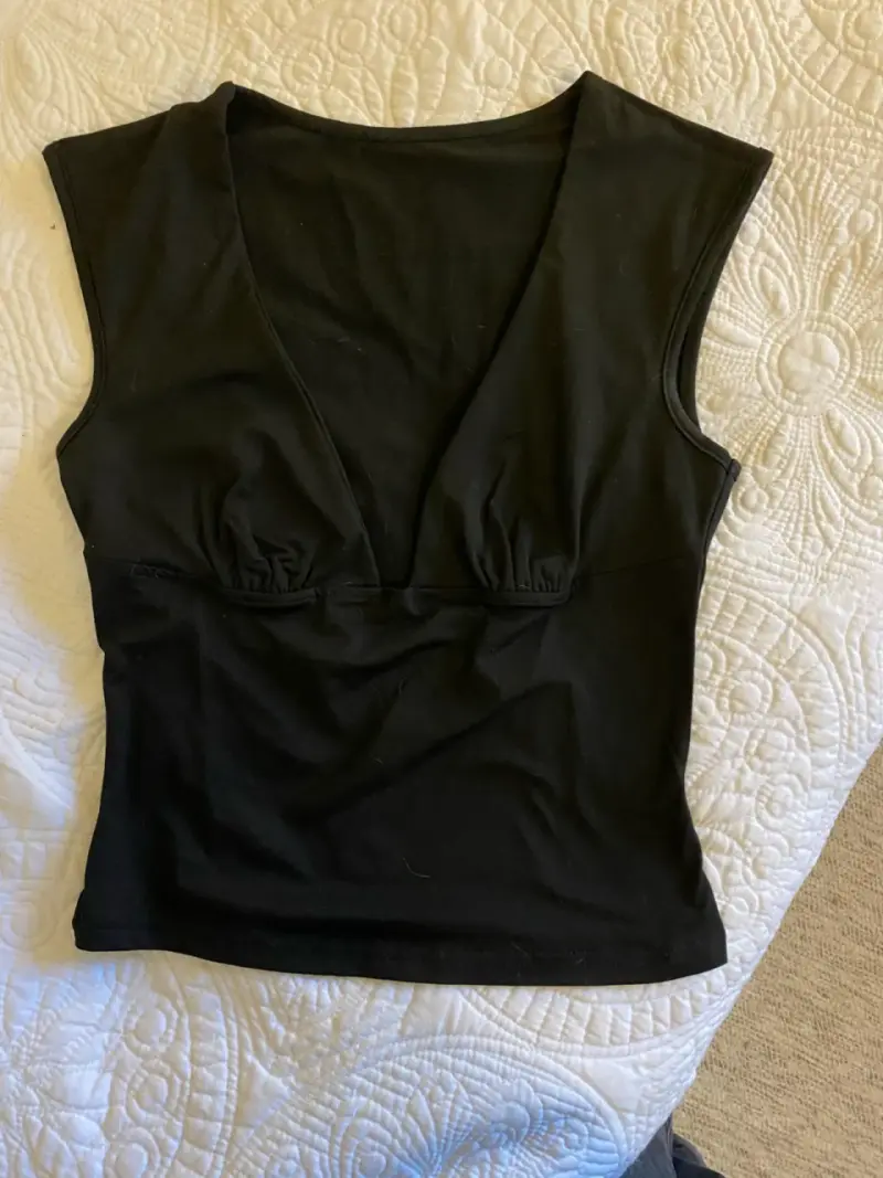 Polera sin mangas negra para mujer