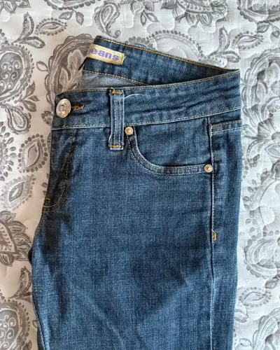 Jeans azul con detalles de brillitos para mujer - miniatura 4