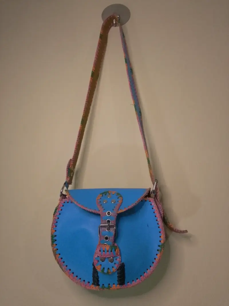 Cartera artesanal de cuero azul con correa tejida - 1
