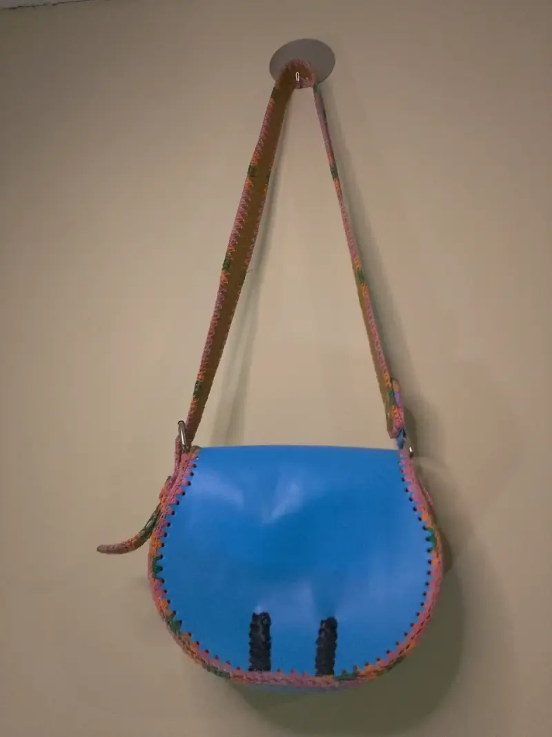 Cartera artesanal de cuero azul con correa tejida - 2