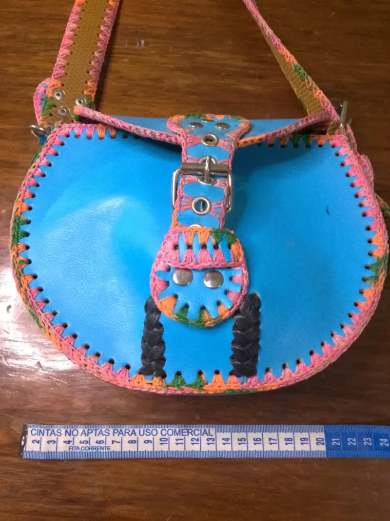 Cartera artesanal de cuero azul con correa tejida - 3