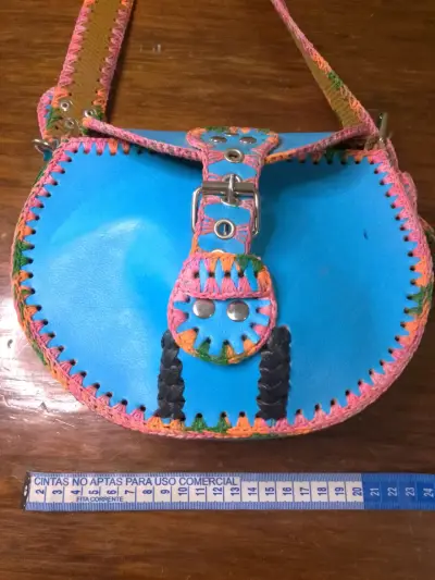 Cartera artesanal de cuero azul con correa tejida - miniatura 3