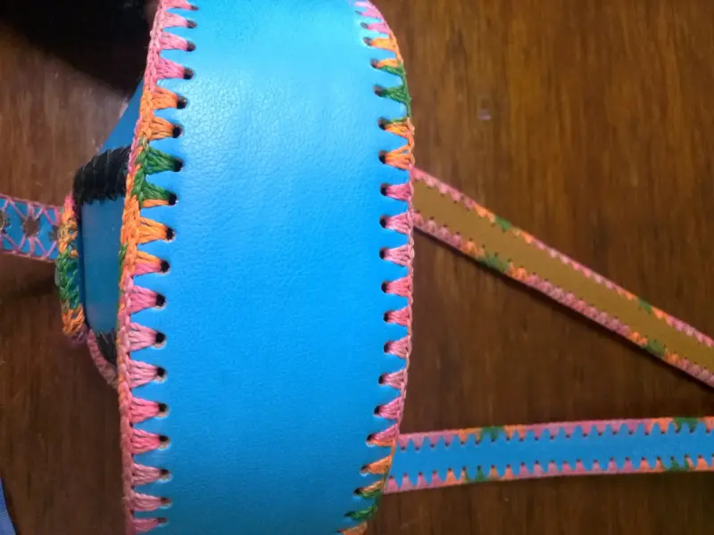 Cartera artesanal de cuero azul con correa tejida - 5