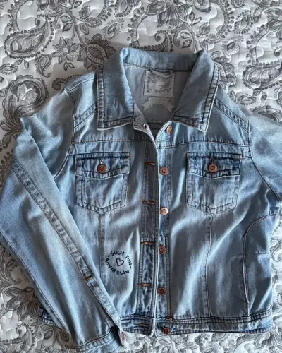 Chaqueta de mezclilla azul claro con diseño bordado - miniatura 1