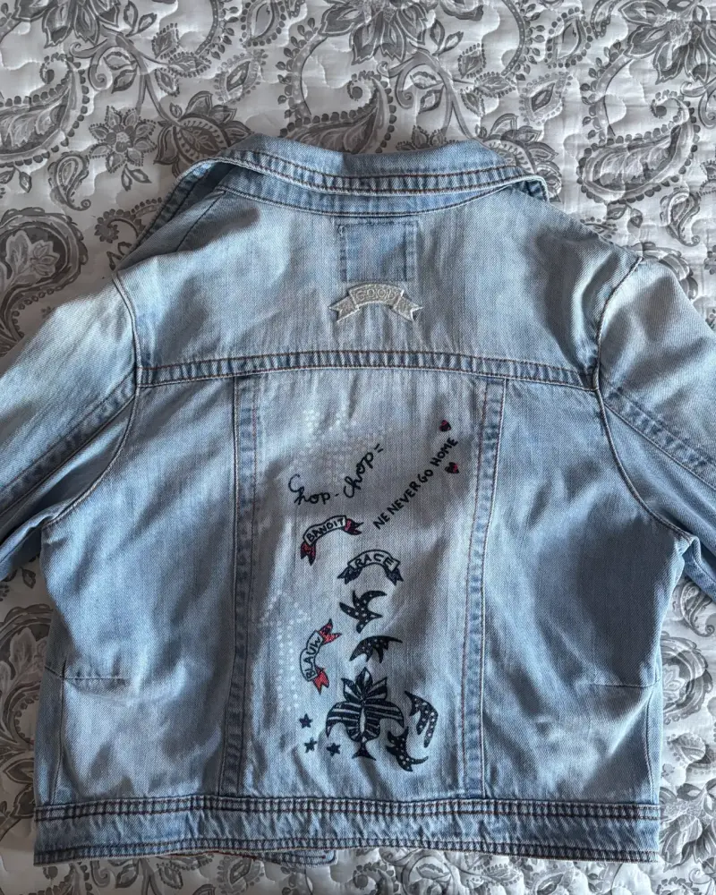 Chaqueta de mezclilla azul claro con diseño bordado - 2