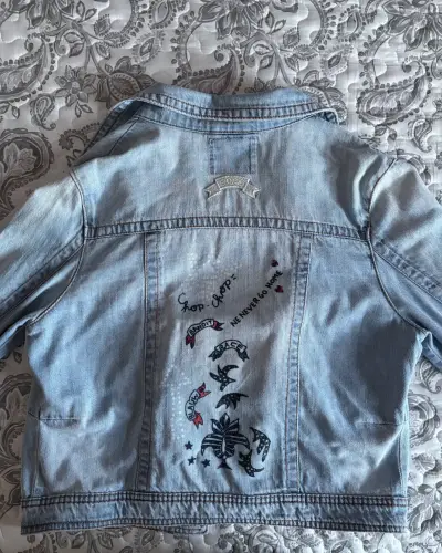 Chaqueta de mezclilla azul claro con diseño bordado - miniatura 2