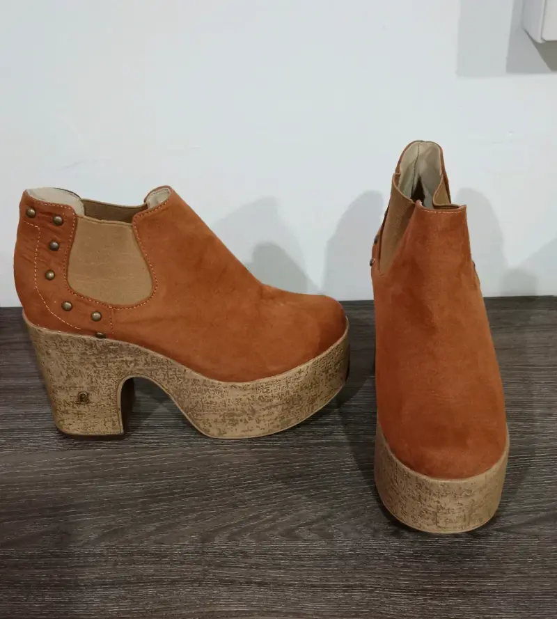 Botines de plataforma color camel con tachuelas
