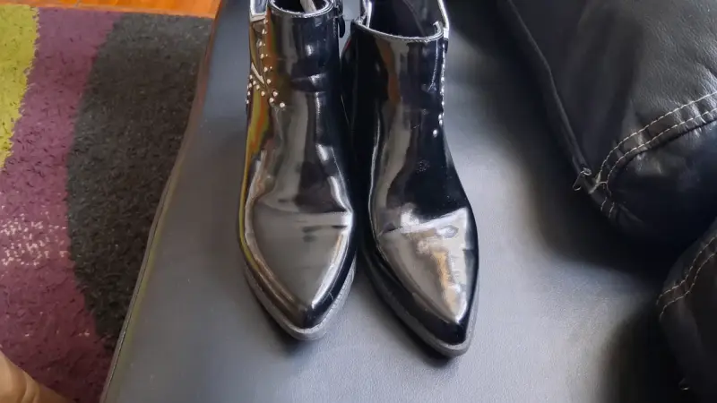 Botines negros de charol con estrella y tachas - 1