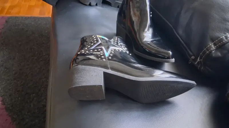 Botines negros de charol con estrella y tachas - 2