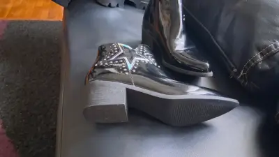 Botines negros de charol con estrella y tachas - miniatura 2