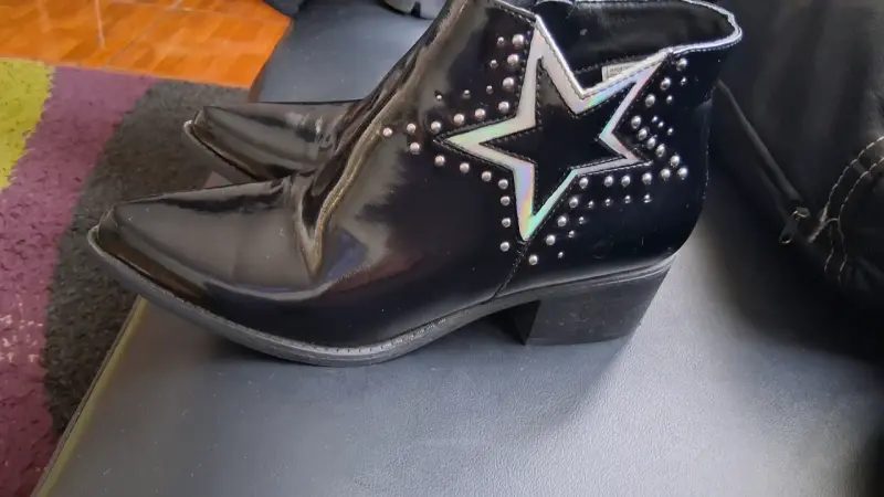 Botines negros de charol con estrella y tachas - 3