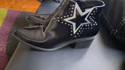 Botines negros de charol con estrella y tachas - miniatura 3