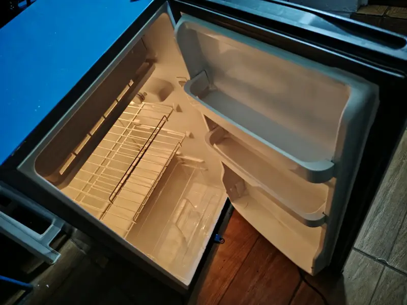 Mini refrigerador azul en buen estado - 1