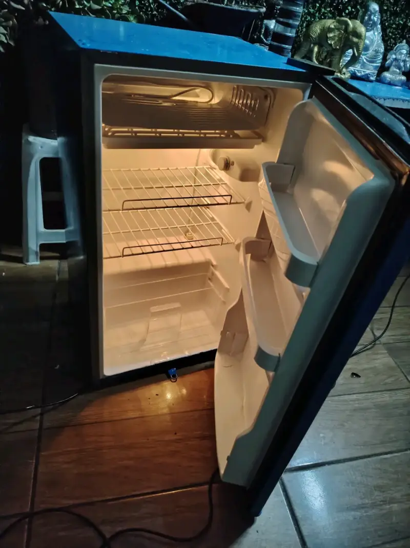 Mini refrigerador azul en buen estado - 2