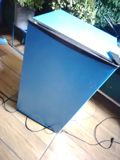 Mini refrigerador azul en buen estado - miniatura 3