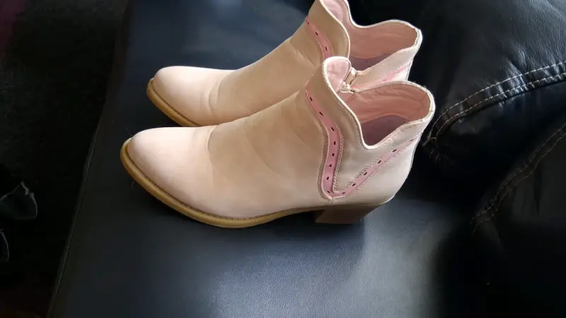 Botines de cuero beige con detalles rosados - 1