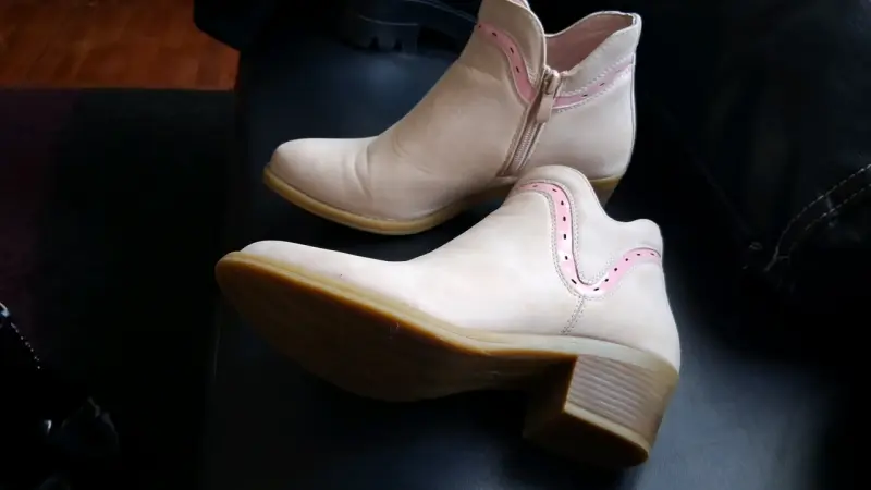 Botines de cuero beige con detalles rosados - 3