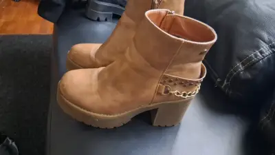 Botines de cuero camel con tacón y cadena - miniatura 1