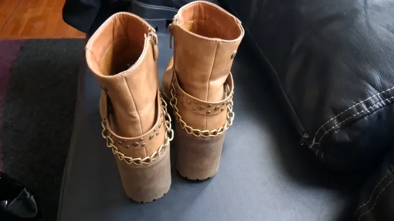 Botines de cuero camel con tacón y cadena - 2