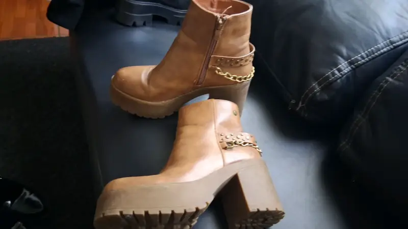 Botines de cuero camel con tacón y cadena - 3